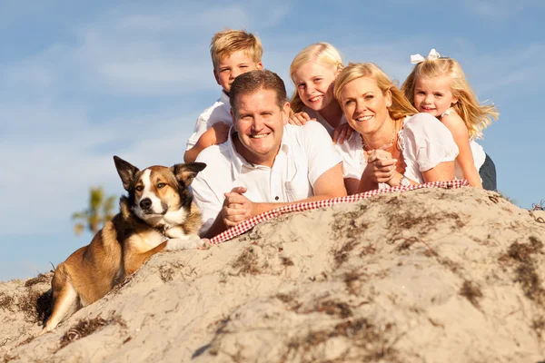 Happy Caucasian Family Portrait at the Beach — Stock Photo, Image