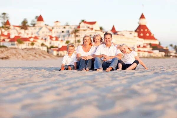 Familia caucásica feliz en frente del Hotel Del Coronado — Foto de Stock