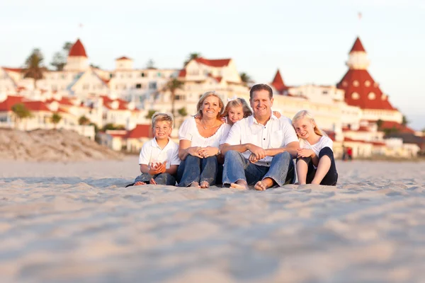 Família caucasiana feliz em frente ao Hotel Del Coronado — Fotografia de Stock