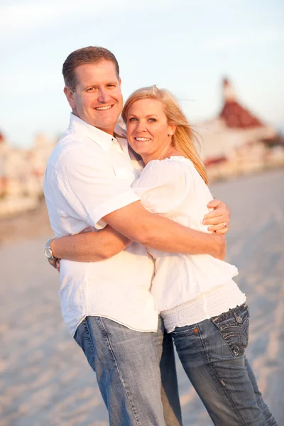 Attraktive kaukasische Pärchen umarmen sich am Strand — Stockfoto