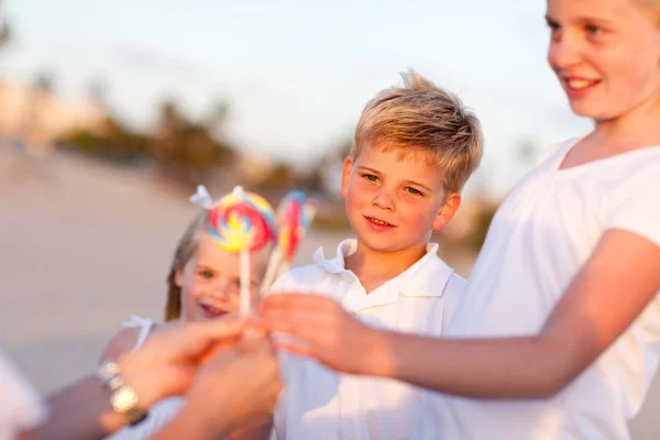 Lindo hermano y hermanas escogiendo lollipop — Foto de Stock