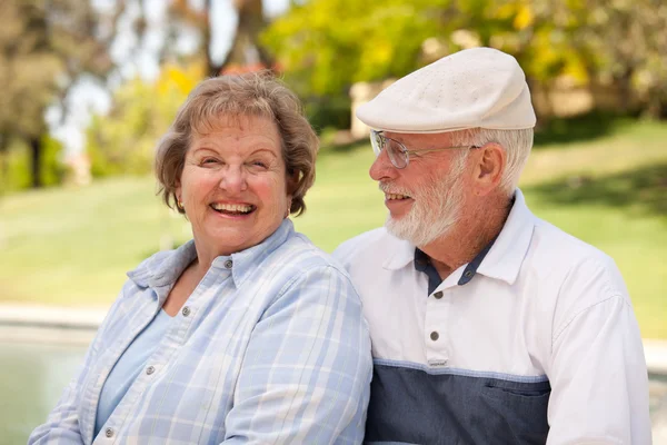 Boldog nyugdíjas pár a parkban — Stock Fotó