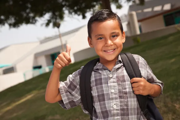 Menino da escola hispânica jovem feliz com polegares para cima — Fotografia de Stock