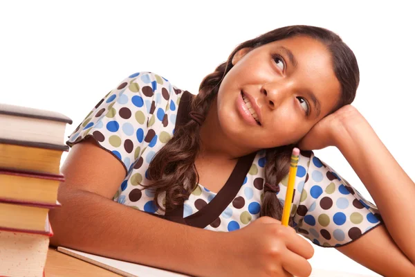 Linda chica hispana estudiando y soñando despierto —  Fotos de Stock