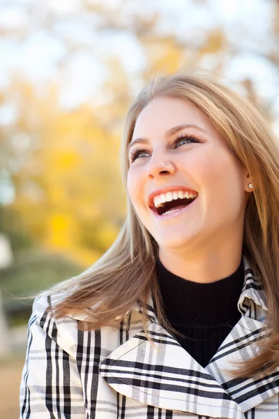 公園に笑みを浮かべてはかなり若い女性 — ストック写真