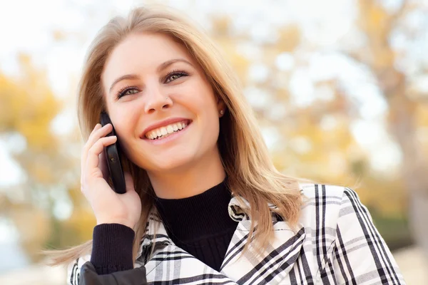 Krásná mladá blondýnka na telefonu mimo — Stock fotografie