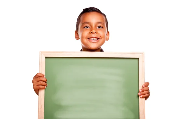 Bonito hispânico menino segurando branco chalkboard — Fotografia de Stock