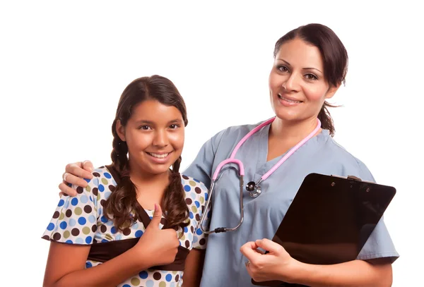 Menina muito hispânica e médico feminino isolado — Fotografia de Stock