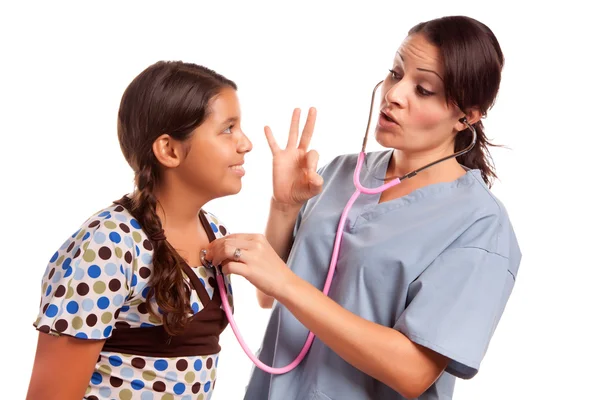 Menina muito hispânica e médico feminino isolado — Fotografia de Stock