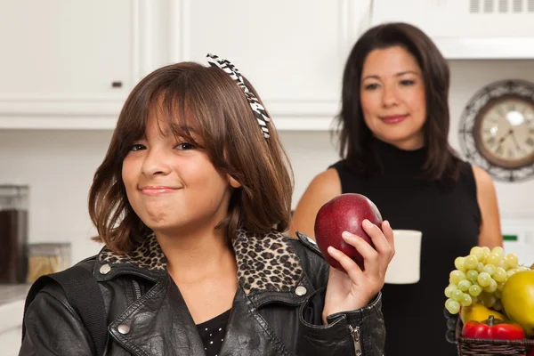 Ganske latinamerikansk jente klar for skolen med mamma. – stockfoto