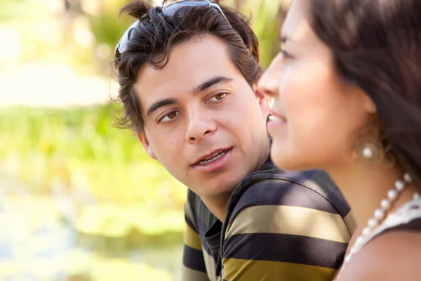 Retrato de casal hispânico atraente ao ar livre — Fotografia de Stock