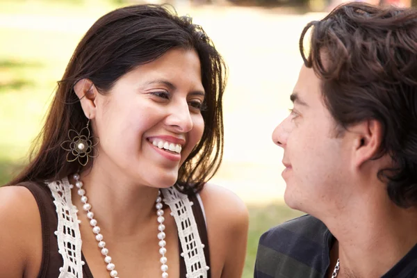 Gelukkige aantrekkelijke hispanic paar in het park — Stockfoto