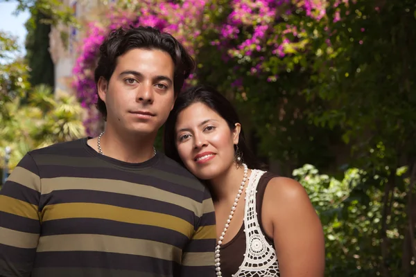 Feliz atraente casal hispânico no o parque — Fotografia de Stock