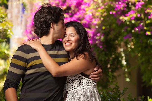 Feliz atraente casal hispânico no o parque — Fotografia de Stock