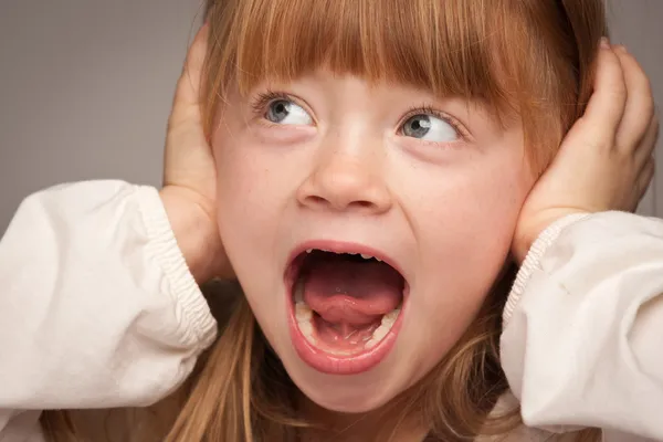 Leuke portret van een schattige rode haired meisje op grijs — Stockfoto