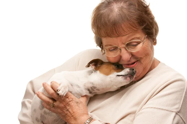 Gelukkig aantrekkelijke senior vrouw met puppy op wit — Stockfoto