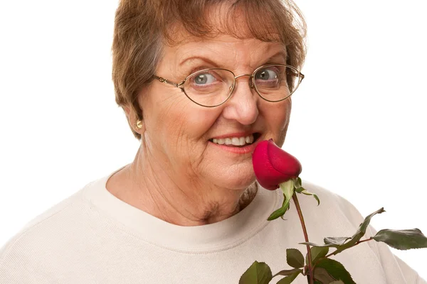 Vonzó idősebb nő, piros rózsa — Stock Fotó