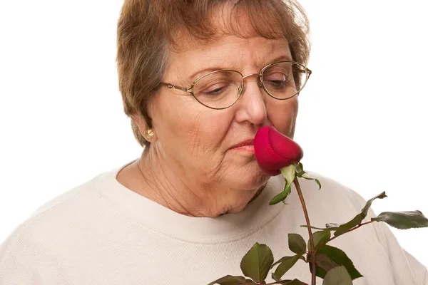 Atractiva mujer mayor con rosa roja —  Fotos de Stock