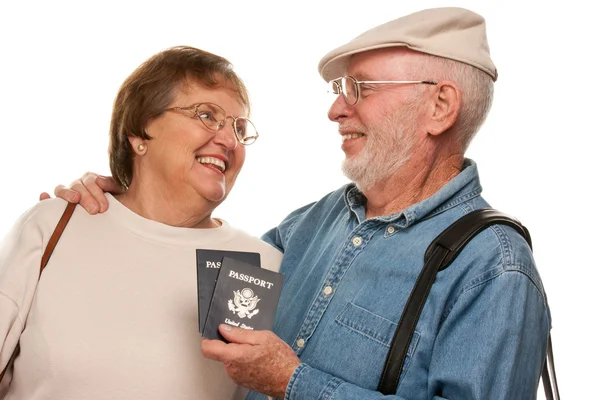 Felice coppia di anziani con passaporti e borse su bianco — Foto Stock