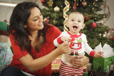 etnik kadın ile onun yeni doğan bebek Noel portre