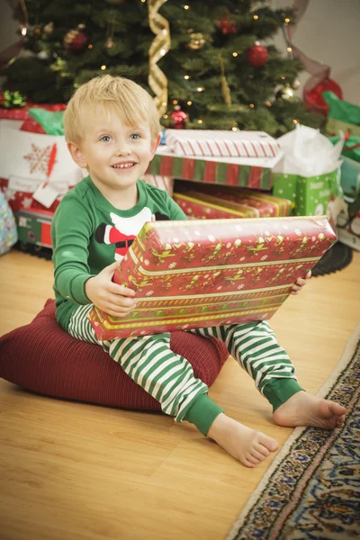 Menino desfrutando da manhã de Natal perto da árvore — Fotografia de Stock