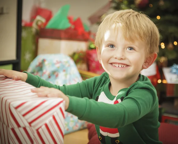 木の近くのクリスマスの朝を楽しむ若い男の子 — ストック写真