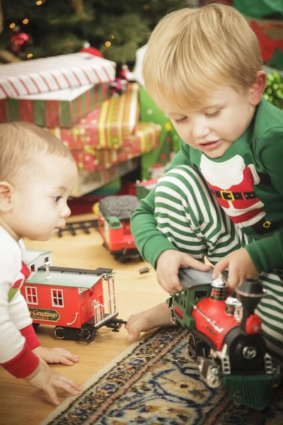 木の近くのクリスマスの朝を楽しむ若い男の子 — ストック写真