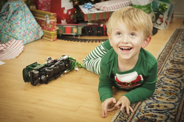 Jonge jongen genieten van Kerstmis ochtend in de buurt van de boom — Stockfoto