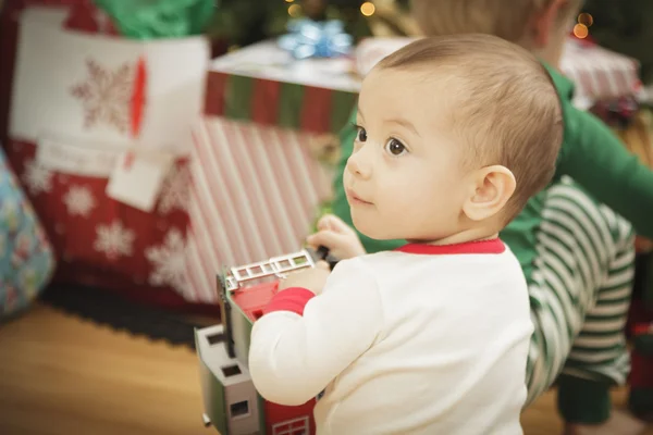 Bebé bebé disfrutando de la mañana de Navidad cerca del árbol —  Fotos de Stock