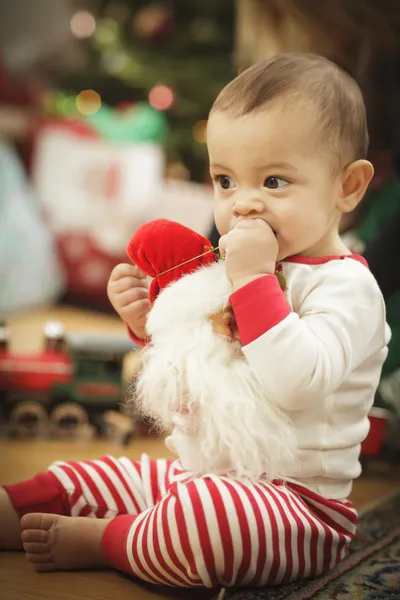 Spädbarn baby njuter av julen morgon nära trädet — Stockfoto