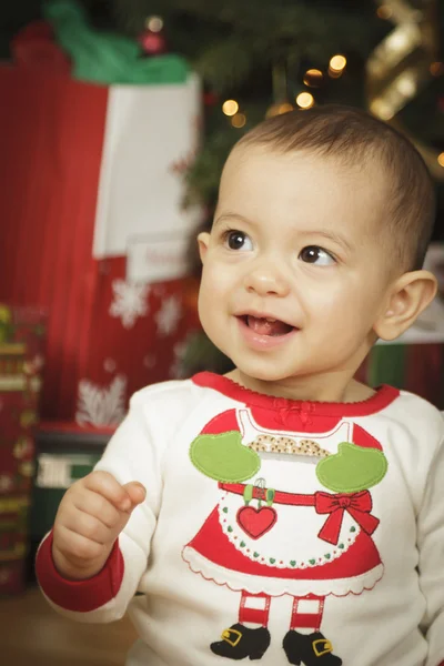 Bebê infantil desfrutando da manhã de Natal perto da árvore — Fotografia de Stock