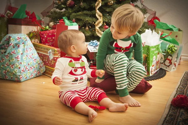 Baby a mladík těší vánoční ráno poblíž stromu — Stock fotografie