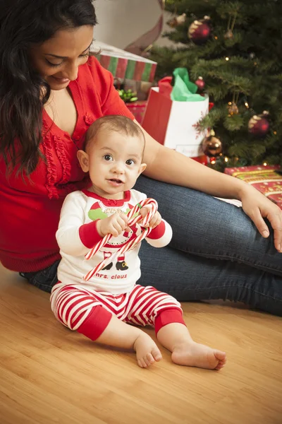 Mulher étnica com seu bebê recém-nascido retrato de Natal — Fotografia de Stock