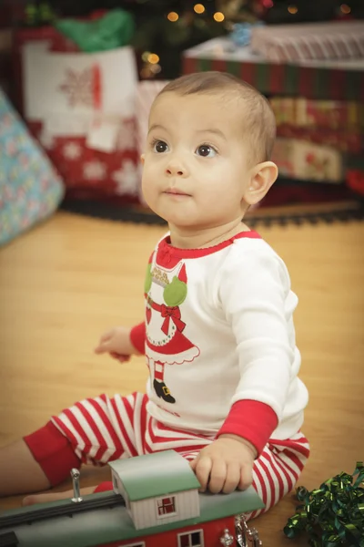 Bebê infantil desfrutando da manhã de Natal perto da árvore — Fotografia de Stock