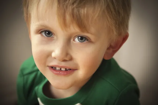 Retrato de lindo niño de ojos azules —  Fotos de Stock
