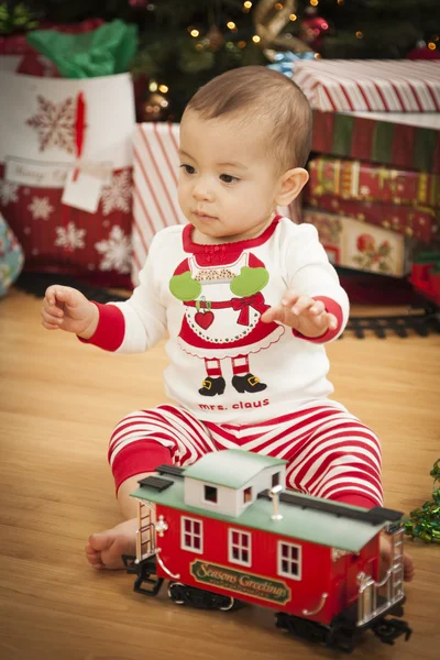 Bebé de raza mixta infantil disfrutando de la mañana de Navidad cerca del árbol — Foto de Stock