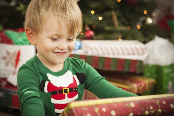 Junge genießt Weihnachtsmorgen in der Nähe des Baumes — Stockfoto