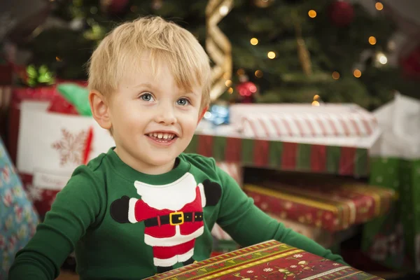 Menino desfrutando da manhã de Natal perto da árvore — Fotografia de Stock