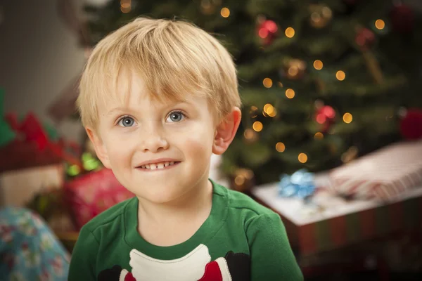 Junge genießt Weihnachtsmorgen in der Nähe des Baumes — Stockfoto