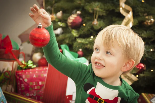 木の近くのクリスマスの朝を楽しむ若い男の子 — ストック写真