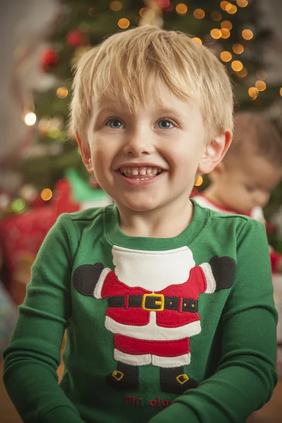 Ung pojke njuter av julen morgon nära trädet — Stockfoto