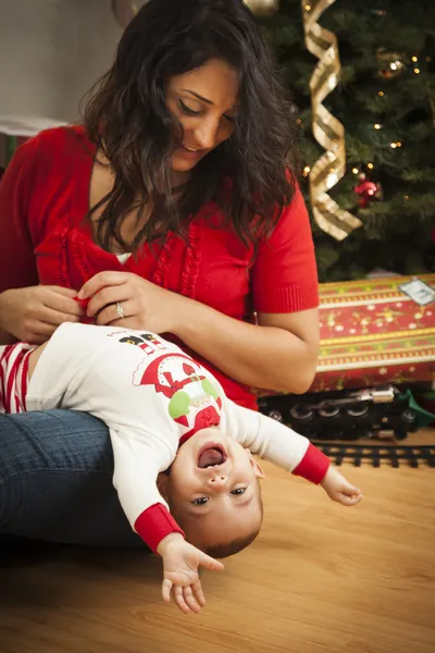 Mujer étnica con su mixta raza bebé navidad retrato — Foto de Stock