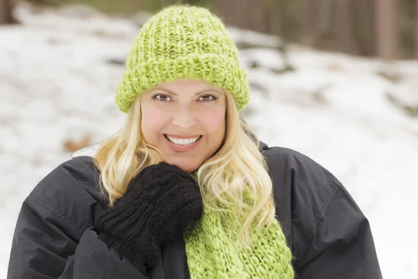 Aantrekkelijke vrouw plezier in de sneeuw — Stockfoto