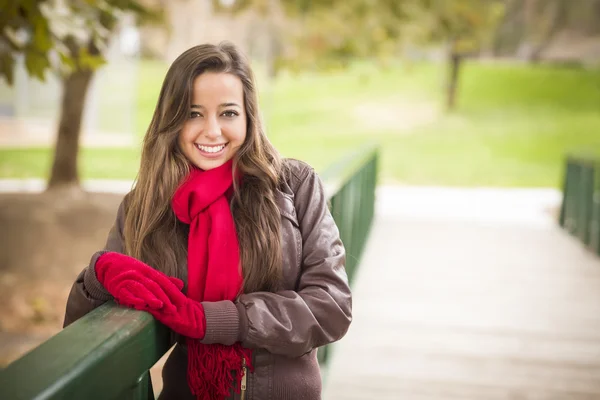 Mooie vrouw portret dragen rode sjaal en wanten buiten — Stockfoto