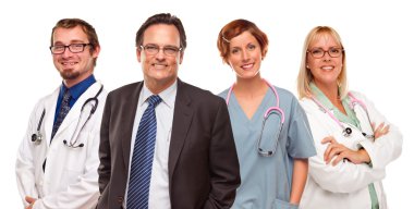 Doktorlar ve hemşireler ile gülümseyen iş adamı