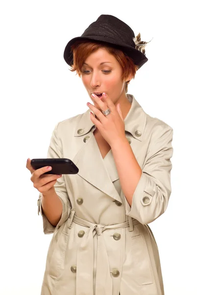 Улыбающаяся молодая женщина держит смарт-сотовый телефон на белом — стоковое фото