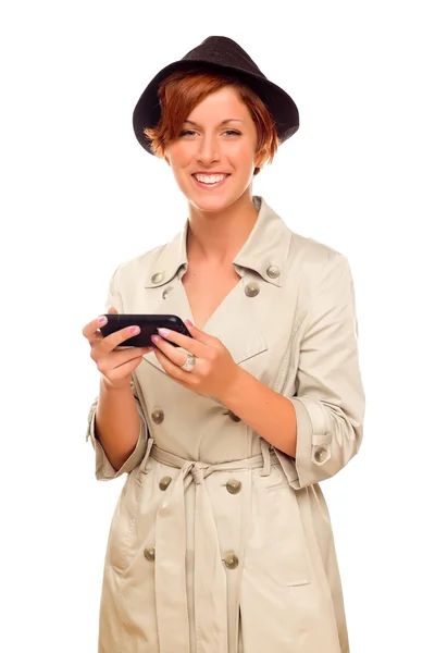 Mujer joven sonriente sosteniendo el teléfono celular inteligente en blanco — Foto de Stock