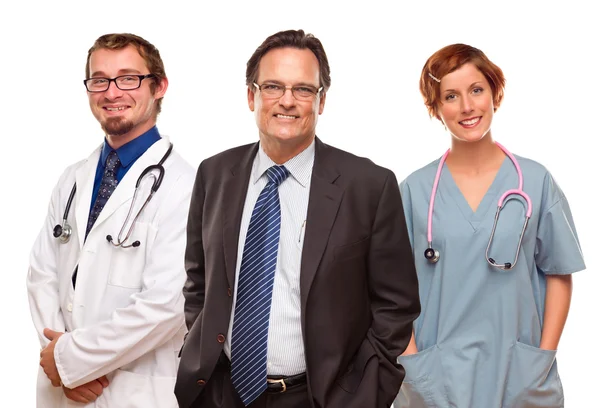 Empresário sorridente com médicos e enfermeiros — Fotografia de Stock