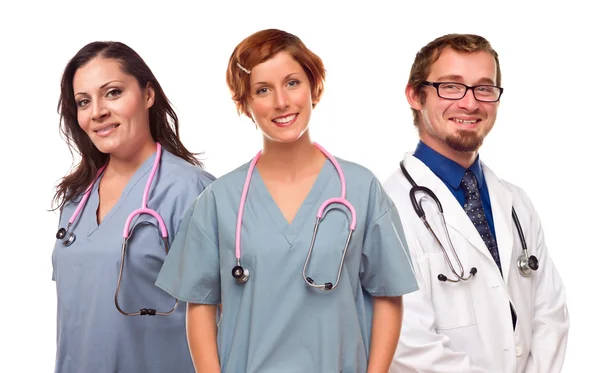Grupa uśmiechnięty mężczyzna i kobieta lekarze lub pielęgniarki — Zdjęcie stockowe