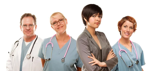 Jovem Mestiça Mulher com Médicos e Enfermeiras Atrás — Fotografia de Stock